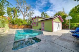 une cour arrière avec une piscine et une maison dans l'établissement Walk to Festival of Lights Cozy Couples Retreat, à Rubidoux