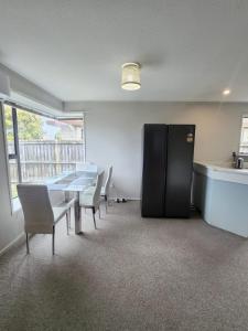 Kuchyň nebo kuchyňský kout v ubytování City convenient meets cozy comfort in Riccarton