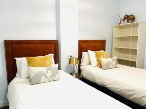 two beds sitting next to each other in a bedroom at Pradollano LUXUS Grandes vistas in Sierra Nevada