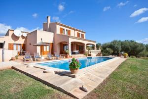 eine Villa mit einem Swimmingpool vor einem Haus in der Unterkunft Finca Can Marines in Calonge + 32 Fotos