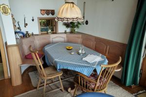 einen Tisch mit einem blauen Tischtuch drauf in einer Küche in der Unterkunft Auf einem großen Grundstück gelegenes Ferienhaus mit einer umwerfenden Panoramaaussicht in Glotzdorf