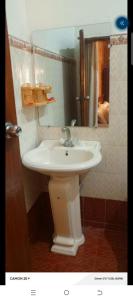 ein Badezimmer mit einem weißen Waschbecken und einem Spiegel in der Unterkunft Awari guest house in Hyderabad