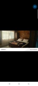 2 Bilder eines Schlafzimmers mit einem Bett und einem Fenster in der Unterkunft Awari guest house in Hyderabad + 1 Foto