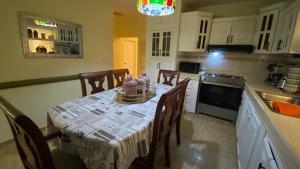 eine Küche mit einem Tisch mit Stühlen und eine Küche mit einem Tisch in der Unterkunft Increible Casa Con Piscina! in Los Frailes