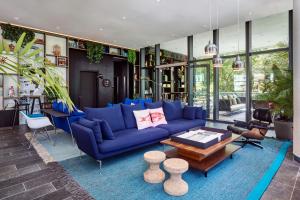 a living room with a blue couch and a table at citizenM Miami Brickell in Miami