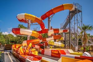ein Wasserpark mit Achterbahn in der Unterkunft Camping Saint-Hilaire-de-Riez in Saint-Hilaire-de-Riez