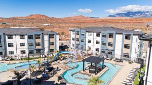 une vue aérienne sur un hôtel avec une piscine et des bâtiments dans l'établissement Signal Peak Resort, à Harrisburg Junction