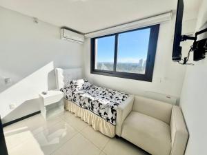 Un dormitorio con una cama y una silla y una ventana. en Stradivarius, en Punta del Este 7 fotos más