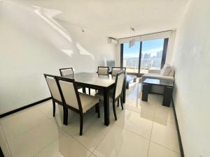 Un comedor con mesa y sillas en Stradivarius, en Punta del Este