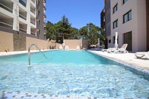 una piscina con sillas en un edificio en Stradivarius, en Punta del Este