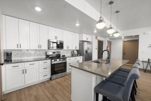 une cuisine avec des armoires blanches et un comptoir dans l'établissement Signal Peak Resort, à Harrisburg Junction