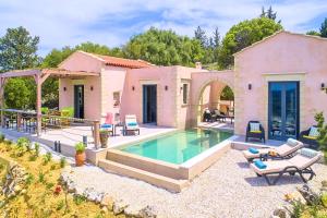 ein Haus mit einem Swimmingpool im Garten in der Unterkunft Ferienhaus für 8 Personen ca 120 qm in Vafes, Kreta West-Kreta in Vafés