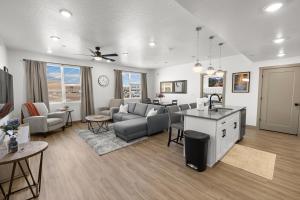 Il comprend un salon avec un canapé, une cuisine et une table. dans l'établissement Signal Peak Resort, à Harrisburg Junction