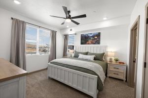 une chambre avec un lit et un ventilateur de plafond dans l'établissement Signal Peak Resort, à Harrisburg Junction 24 autres photos