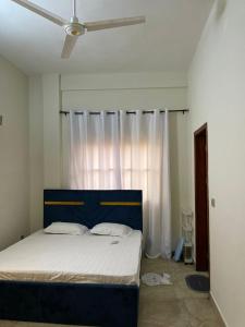 Ένα ή περισσότερα κρεβάτια σε δωμάτιο στο 1 chambre salon climatisé électricité inclus , Cotonou, missèbo en face Festival des Glaces