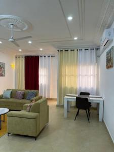 Χώρος καθιστικού στο 1 chambre salon climatisé électricité inclus , Cotonou, missèbo en face Festival des Glaces