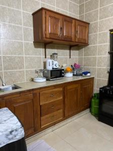 Η κουζίνα ή μικρή κουζίνα στο 1 chambre salon climatisé électricité inclus , Cotonou, missèbo en face Festival des Glaces