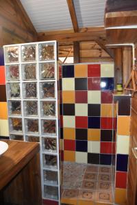 a kitchen with a checkeredkered wall in a room at Gite du Manial Tipi bois Danse du Soleil in Pointe-Noire