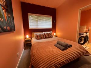 ein Schlafzimmer mit einem Bett, auf dem zwei Handtücher liegen in der Unterkunft El Gran - Quiet, Central & Scenic Apartment in Wanaka