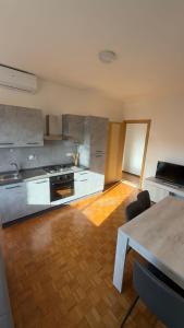 Η κουζίνα ή μικρή κουζίνα στο Genzianella