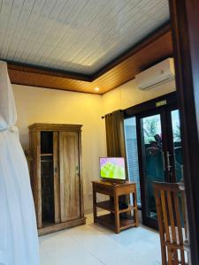 Un televizor și/sau centru de divertisment la Nia ubud villa