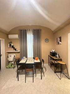 a dining room with a table and chairs at Ma Maison Etnea in Catania