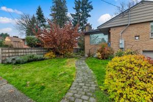 Κήπος έξω από το Bright 1BR Near UW & Local Parks