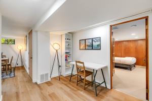Ένα ή περισσότερα κρεβάτια σε δωμάτιο στο Bright 1BR Near UW & Local Parks