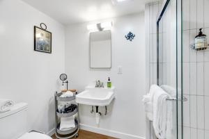Ένα μπάνιο στο Bright 1BR Near UW & Local Parks +10 φωτογραφίες