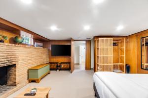 Μια τηλεόραση ή/και κέντρο ψυχαγωγίας στο Bright 1BR Near UW & Local Parks