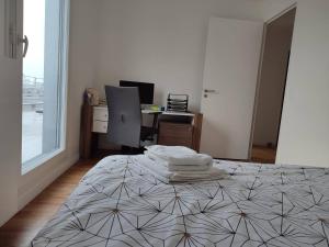 Postel nebo postele na pokoji v ubytování Chambre dans penthouse avec terrasse Parc Expo, Orléans, Orly & CDG