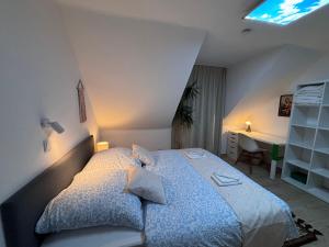 Una cama o camas en una habitación de Familienfreundliche Ferienwohnung an der Antoniuslinde im Kurort