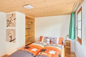 une chambre avec un lit dans une petite pièce dans l'établissement Hof Höchi, à Bruggen