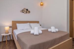 ein Schlafzimmer mit einem großen Bett und weißen Kissen in der Unterkunft M&B Luxury Suites Charaki in Charaki + 12 Fotos