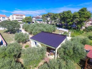 - une vue sur une maison dotée d'un toit solaire dans l'établissement Relax House, à Drage