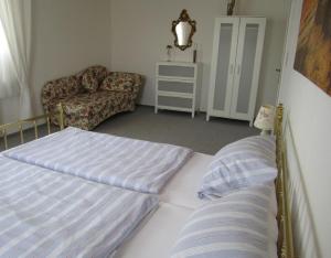 a bedroom with two beds and a couch at Wohnung In Gießelrade Mit Großem Garten in Ahrensbök