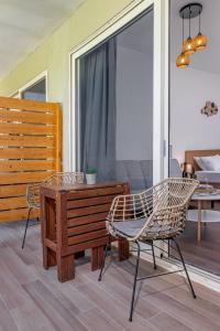 ein Zimmer mit zwei Stühlen und einem Tisch und einem Fenster in der Unterkunft M&B Luxury Suites Charaki in Charaki
