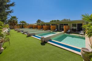 eine Reihe von Pools im Hof in der Unterkunft M&B Luxury Suites Charaki in Charaki