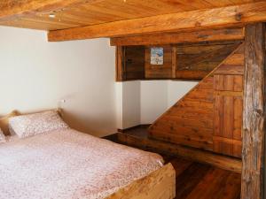 ein Schlafzimmer mit einem Bett und einer Holzdecke in der Unterkunft Stone Mountain Cabin Overlooking Ala Valley in Alo di Stura