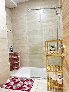 Phòng tắm tại Chick 2bed room unit at cantoment