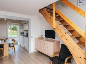 eine Küche und ein Wohnzimmer mit einer Treppe in der Unterkunft 6 person holiday home in Rømø-By Traum in Sønderby