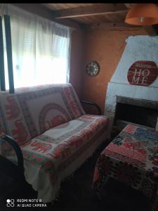 ein Wohnzimmer mit Tisch und Kamin in der Unterkunft De Sol a Sol in Barra de Valizas