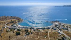 eine Luftaufnahme einer Insel im Ozean in der Unterkunft M&B Luxury Suites Charaki in Charaki