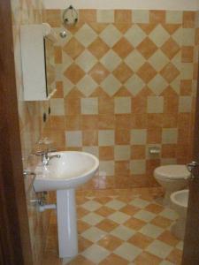 Un baño con lavabo e inodoro en Eutimo, en Locri