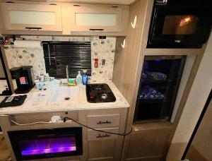 Η κουζίνα ή μικρή κουζίνα στο Cozy RV Farm Stay with Hot Tub WiFi and Coffee 5 Min to AHCL Hospital and Redbud Park +24 φωτογραφίες