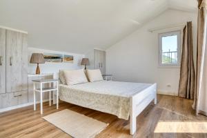 Ένα ή περισσότερα κρεβάτια σε δωμάτιο στο Kežman Villa Luštica