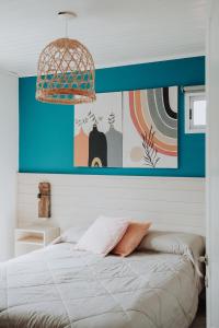 une chambre avec un lit avec un mur bleu dans l'établissement Casita del centro Esquel luz natural, wifi alto, ideal parejas, check in autónomo, à Esquel