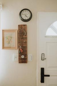 une horloge accrochée au mur à côté d'une porte dans l'établissement Casita del centro Esquel luz natural, wifi alto, ideal parejas, check in autónomo, à Esquel 35 autres photos
