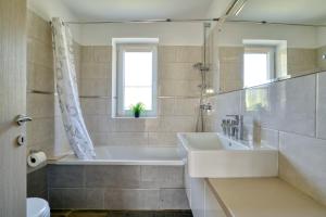 Ένα μπάνιο στο Kežman Villa Luštica +41 φωτογραφίες