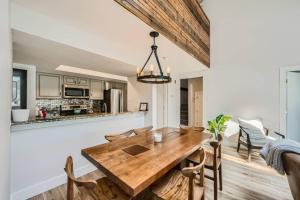 Η κουζίνα ή μικρή κουζίνα στο Lake Forest Alpine View: Lake Mountain Views